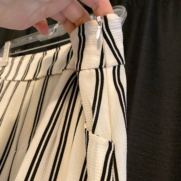 Boohoo capri pants White with black stripes. Size unknown, fits like US2 or US4 - Picture 3 of 4